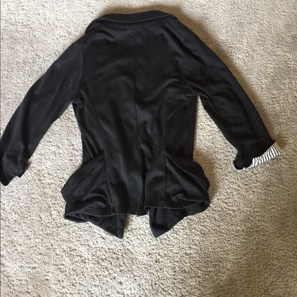 Simple black blazer - Picture 2 of 2